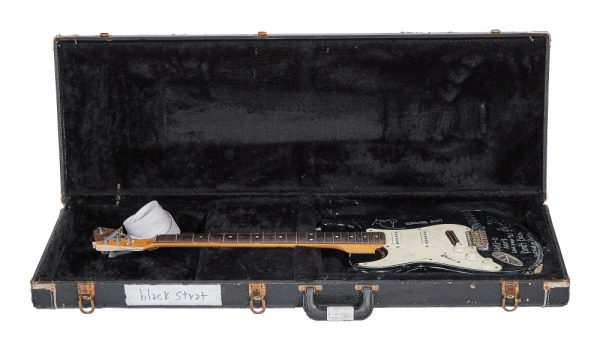 Разбитую гитару Курта Кобейна продали за 600 тысяч долларов